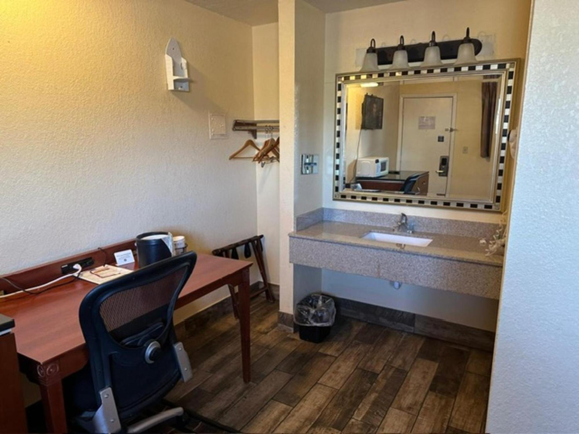 Stay Inn By Oyo Near I 80 Lincoln West Exteriör bild